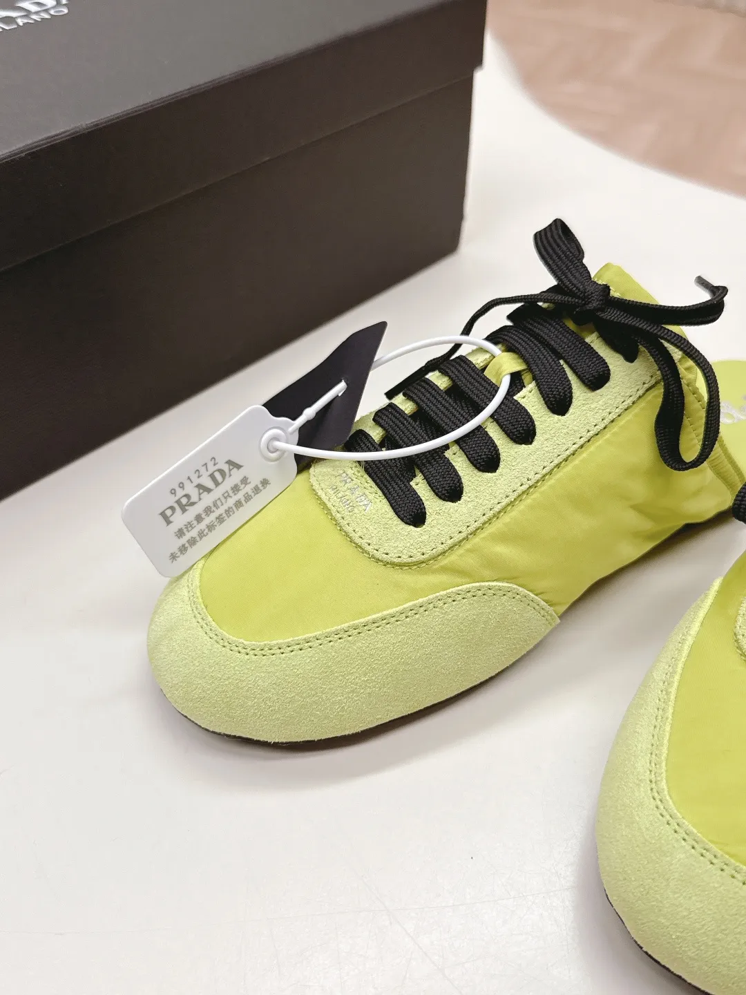 👟👟Ex-factory price 480👟👟 New color half-flop Prada Collapse recycled nylon and suede leather stretch half-flop 2025 spring and summer latest catwalk model Forrest Gump slippers Fashion item thin casual slippers This extremely lightweight sports shoe is made of recycled nylon and suede leather to create a three-dimensional shoe shape. The mixed materials highlight Prada's sports style and exquisite craftsmanship soul. The flat bottom design and elastic side cuffs make it easy to put on and take off with ease. The upper is decorated with a screen-printed logo ● Thin rubber sole · Removable leather insole upper, a casual shoe that is light, easy to wear and practical, with an original molded rubber outsole! Encounter a variety of colors combined with Forrest Gump shapes and iconic details such as Prada regenerated nylon to interpret a new style. Size: Women’s size. 35～39# 40.41